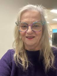 Who are local face painters and balloon artists in Elgin Illinois for  children's birthday parties?