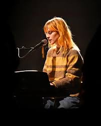 Hayley Williams apresentando 'True Believer' no @fallontonight 💛 A música foi submetida para apreciação do Grammy 2026 nas categorias 'Song Of The Year' e 'Song For Social Change'! 📸 Todd Owyoung/NBC via