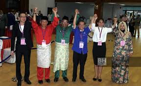 Pakatan harapan je priamym nástupcom tejto trojky pakatan rakyat koalícia, ktorá pozostávala z strana ľudovej spravodlivosti, strana demokratických akcií a pane malajzijská islamská strana. Saingan 6 Penjuru Di Tanjung Piai