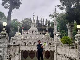 Masjid tiban letaknya agak masuk ke dalam, bila menggunakan kendaraan tidak usah ragu masuk ke gang kecilnya karena di belakang masjid terdapat parkir yang cukup luas, di depan jalan masuk dan sepanjang gang kecil memasuki masjid terdapat banyak penjual souvenir maupun makanan. Masjid Tiban Malang Nusagates
