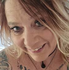 LILAC LEMONADE 🧉🪻 Yes, Lilacs are edible! And they taste just as good as  they smell! Lilacs are one of the first spring edibles to bloom, but only  for about two weeks!