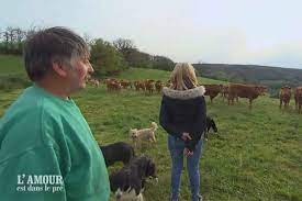 Chaque saison accueille différents agriculteurs et agricultrices. Replay L Amour Est Dans Le Pre Chez Didier Fatima Est Effrayee Par La Campagne Video