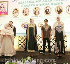 Anda dapat membuat desain untuk 1 buah baju hingga dalam jumlah yang banyak dengan web desain kami. Usung Tema Alam Desainer Indri Rindani Siap Go International Tabloidbintang Com