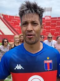 DANIEL ISLAS SE SUMA OFICIALMENTE COMO ENTRENADOR DE ARQUEROS DEL PRIMER  EQUIPO. Daniel Islas se suma oficialmente como entrenador de arqueros  institucional del primer equipo del Club Atlético Tigre (ya lo venía