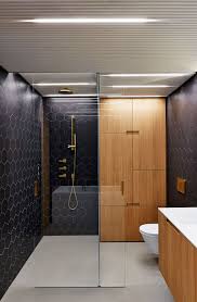 Bathroom Design Idea Often Black In Bathrooms Can Make Them Feel Dark And Closed In But In This Modern Bathroom Design Bathroom Design Bathroom Inspiration