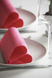 Servietten Falten Und Eine Kreative Tischdeko Zu Ostern Kreieren Stoffservietten Falten Servietten Falten Und Servietten Hochzeit