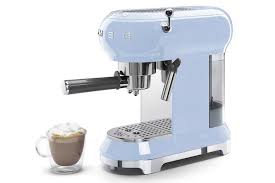 La Machine A Expresso Au Look Retro Annees 50 De Smeg Machine Expresso Machine A Cafe Expresso Smeg