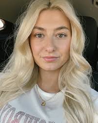 Lauren Bounds's Instagram, Twitter & Facebook