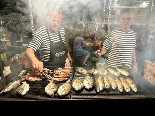 🎣 Ribarska večer u Makarskoj! 🎣 Hvala svima koji su jučer sudjelovali na nezaboravnoj Ribarskoj večeri! 🐟🎶 Predivna atmosfera, svježa riba, dobra glazba i veselo društvo - sve je bilo na svom