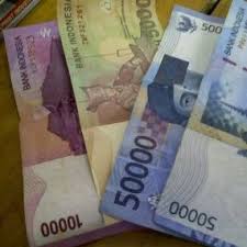 Video seorang perempuan di kabupaten malang yang menebarkan uang bonus untuk karyawannya dari balkon lantai tiga rumah viral di media sosial. Rupiah Cenderung Stagnan