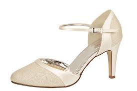 Pin Von Efsan Auf Tasarim Kiyafetler Brautschuhe Hochzeitsschuhe