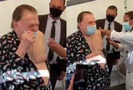 Segundo o colunista leo dias, do jornal metrópoles, silvio santos voltará a gravar no final de julho. Silvio Santos Surge De Pijama E Toma A Segunda Dose Da Vacina Contra A Covid 19 Rd1