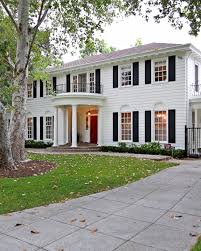 One of the residential filming locations for the 1991 remake of father of the bride is for sale with a listing price of $1.35 million. Father Of The Bride House Sold For 1 998 Million Swans Not Included Abc News