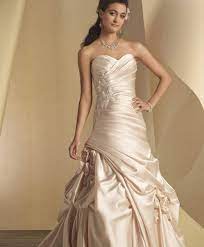 Aus unserem showroom einige ideen dazu: 100 Einzigartige Modelle Champagne Brautkleider Archzine Net Brautkleid Brautkleid Ruckenfrei Hochzeitskleid