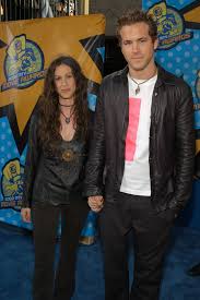 Ryan reynolds, lui, s'est consolé la même année (2007) dans les bras de scarlett johansson et l'a épousée dans la foulée. Ryan Reynolds And Alanis Morissette Alanis Morissette Ryan Reynolds Celebrity Couples
