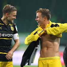 Mario götze earns £52,000 per week, £2,704,000 per year playing for psv eindhoven as a am (c), st (c). The Daily Bee July 7th 2017 Mario Gotze Makes His Return And Henrikh Mkhitaryan Looks Kind Of Chubby Fear The Wall