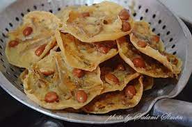 Rempeyek boleh dikategorikan sebagai sejenis makanan ringan tradisi, amat digemari dikalangan masyarakat malaysia, indonesia dan brunei tapi mungkin agak. Amie S Little Kitchen Kuih Raya Paling Sedap Rempeyek Kacang Tanah Ikan Bilis Food Recipes Sweet Soup