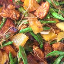 Tempe goreng kriuk siap disajikan. Resepi Sambal Goreng Jawa Johor