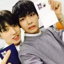 Jungkook and v look alike. How To Tell The Difference Between V And Jungkook Quora