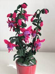La fucsia pianta ornamentali con fiori dalle tonalità di colori particolari che abbelliscono le aiuole dei giardini e i vasi del terrazzo. Il Blog Di Sam Tutorial Per Fiore All Uncinetto Fiori Fatti All Uncinetto Fiori All Uncinetto