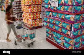 Eine Frau, Die Ihren Wagen Schieben Geht Neben Wegwerfwindeln Für Verkauf  In Einem Supermarkt In Jakarta 16. Juni 2012. Der Markt Für Wegwerfwindeln  War Nur $ 400 Millionen Im Jahr 2011, Obwohl