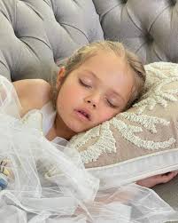 Son de esas fotos que hablan de un día increíble de un niño, cara sucia,  con el disfraz todavía puesto y que caen dormidos donde sea, que todos los  sean felices, como