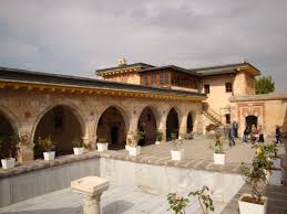 Tam karşıda hacı bektaş veli türbesi (pir evi) yer alıyor. Gezi Yorum Aktif Degil Haci Bektas Veli Muzesi