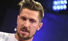 Hirscher war im letzten moment mit seinem deutschen supersportwagen einem entgegenkommenden fahrzeug ausgewichen und hatte damit einen frontalunfall verhindert. Rwanv2biynmjrm