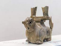 南朝青瓷辟邪兽双管插座浙江绍兴黄家山出土绍兴博物馆藏the southern dynasty 420 589 celadon receptacle with two false spouts unearthed from huangjia mount art lion sculpture sculpture