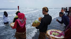 Dalam mitologi masyrakat jawa bahwa kanjeng ratu kidul sebagai istri (permaisuri gaib) sekelumit kisah kerajaan segarasewu menurut kisah kejawen. Indonesia Rawan Gempa Dan Tsunami Kisah Nyi Roro Kidul Hingga Syair Kuno Memuat Pesan Siaga Bencana Dari Masa Lalu Bbc News Indonesia