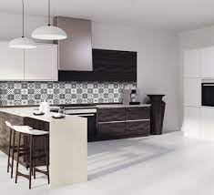 La carrelage en mosaïque et la crédence en carreaux de ciment dans la cuisine ne fonctionnent bien que lorsque les armoires de cuisine sont en couleur unie. Credence Effet Carreaux Ciment Noir Blanc Credence Cuisine Deco