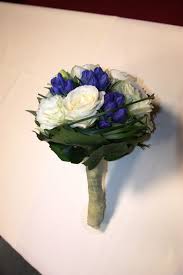 Brautstrauss Mit Dunkelblauen Enzian Und Weissen Rosen Bridal Bouquet With White Roses And Gentian Heiraten Blumenstrauss Hochzeit Schone Blumenstrausse Hochzeit