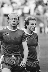 Il évoluait au poste d attaquant ou de milieu offensif au sein du bayern. Dieter Hoeness Wikipedia