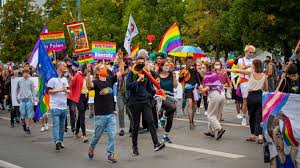 Перевод слова pride, американское и британское произношение, транскрипция, словосочетания, однокоренные слова, примеры использования. Demo Fur Lgbtiq Rechte Pride Teilnehmer In Slubice Und Frankfurt Oder Fordern Ende Der Diskriminierung Rbb24