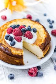 Gesunder Kasekuchen Mit Quarktopping Und Beeren Life Is Full Of Goodies In 2020 Gesunder Kasekuchen Gesunde Kuchen Backrezepte