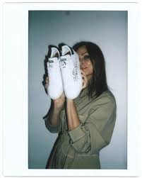 Η παρασκευή κερασιώτη ήταν από τα φαβορί να κερδίσει το gntm, όμως πλέον δουλεύει ως σερβιτόρα στη μύκονο. Ayta Einai Ta Pio Aneta Papoytsia Ths Mantona In Gr