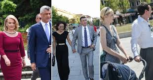 Dimissioni governatori nord kosovo sono decisione affrettata. Lumnije Thaci Violeta Veseli E Rita K Augestad Knudsen Grate E Politikaneve Qe Qendrojne Ne Hije Dhe Larg Vemendjes Telegrafi