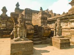 Candi penataran atau dikenal dengan candi palah merupakan gugusan candi peninggalan sejarah di blitar yang corak bangunannya keagamaan hindu siwaitis. Melihat Sisa Kemegahan Candi Penataran Yang Masih Menawan