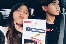 Umur 20 tahun) adalah penyanyi dan penulis lagu berkebangsaan indonesia. 10 Potret Mesra Nadin Amizah Dan Sang Pacar Gemas Banget