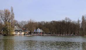 0893816130 fax noch immer ist das restaurant seehaus im englischen garten in münchen über die grenzen von münchen hinweg für seine besonders leckere deutsche küche bekannt. Seehaus Biergarten
