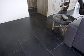 de donkere tegels geven de ruimtelijke woonkamer een hele chique uitstraling juist omdat de kamer zo groot is kan er e interieur woonkamer tegelvloer vloeren