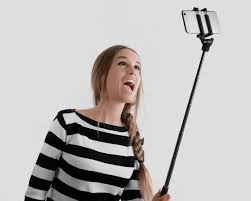 It doesn't take a lot of space in your bag and can be a great bonding tool as well. Wireless Selfie Stick 2 Bluetooth Verbindung Fresh N Rebel