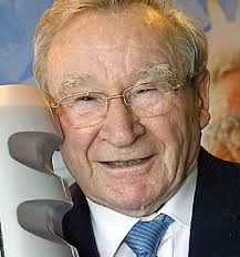 Arthur Fischer (96) 27-01-2016 In Duitsland is de 96-jarige uitvinder Arthur  Fischer overleden. De Duitser bedacht een hoop nuttige attributen en vroeg  een recordaantal patenten aan. Het meest bekend werd hij