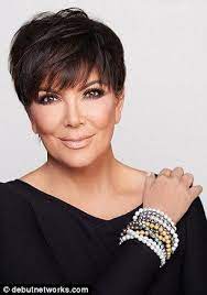 Kris Jenner Dons A Pearl Necklace As She Launches A Jewelry Line Jenner Hair Kris Jenner Hair Kris Jenner Haircut