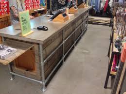 Verkaufstresen Urban Outfitters Berlin Tresen Bauen Mit Holz Verkaufstheke