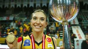 Naz aydemir akyol 14 ağustos 1990 yılında i̇stanbul'da dünyaya gelmiştir.vakıfbank sk ve türkiye milli takım oyuncusudur.2011 yılı itibariyle red bull firmasının türkiye'de sponsorluk yaptığı 7. Naz Aydemir Akyol Dan Buyuk Fedakarlik Hamile Olmasina Ragmen Ajansspor Com