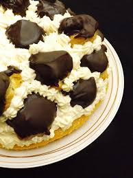 Un chou à la crème est rempli avec de la crème pâtissière la crème pâtissière est faite avec des œufs, du lait, du sucre et de la farine. Genoise Et Choux Au Chocolat Creme Chantilly Vanillee Sweetnessandmore