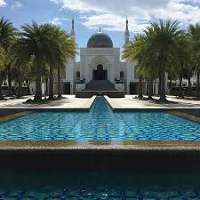 It has a capacity of 15,000 people and is situated among 13 acres (53,000 m2) of beautiful gardens. A Hidden Gem In Alor Setar Review Of Al Bukhary Mosque Alor Setar Malaysia Tripadvisor