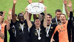 Eufórico, lewandowski festejó su gol 41 quitándose la playera. 4srvpbtbczqq4m