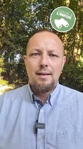 Chez les oiseaux la toilette est une activité particulièrement importante.  Le plumage assure 2 fonctions essentielles chez les oiseaux : L'isolation  contre le froid et la pluie, et le vol. Pour assurer